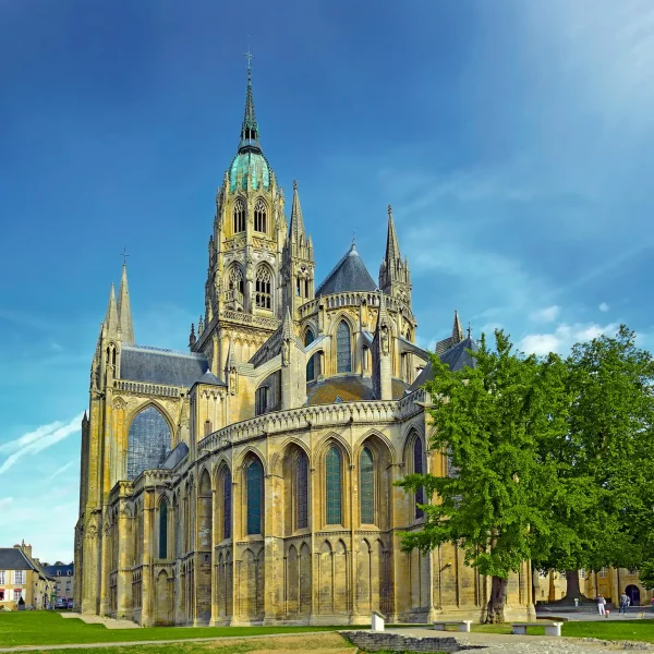 La Cathédrale Notre Dame de Bayeux, chef d'œuvre de l'architecture romane et gothique normande