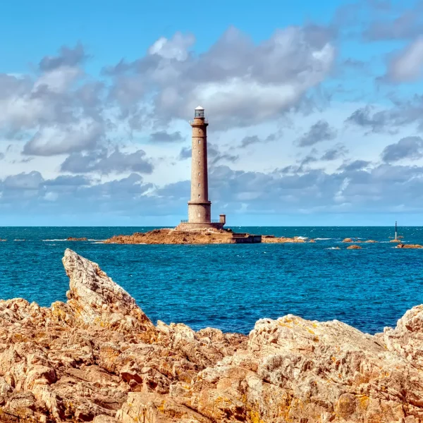 Le phare de la Hague, à 800 mètres au large du cap de la Hague