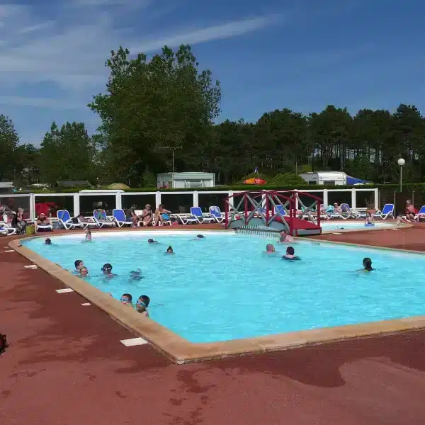 Vue d'ensemble du bassin de natation du Camping Les Bosquets dans la Manche