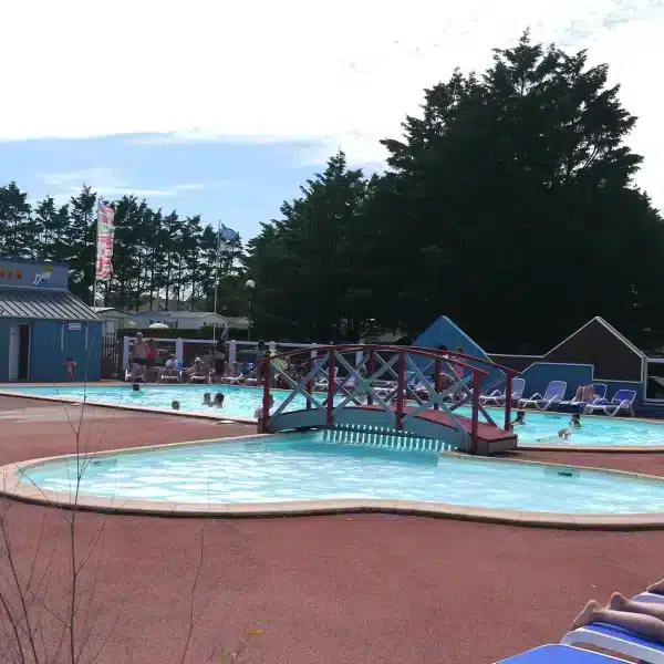 Bassin principal de la piscine du camping Les Bosquets, Cotentin