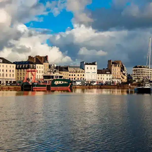 Visiter le port de Cherbourg depuis le camping dans la Manche