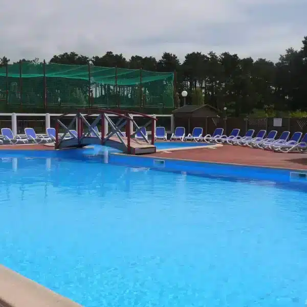 Espace de natation du camping Les Bosquets ouvert de mai à septembre