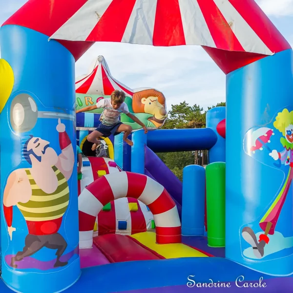 Aires de jeux et structures gonflables enfants - Camping Les Bosquets Barneville-Carteret