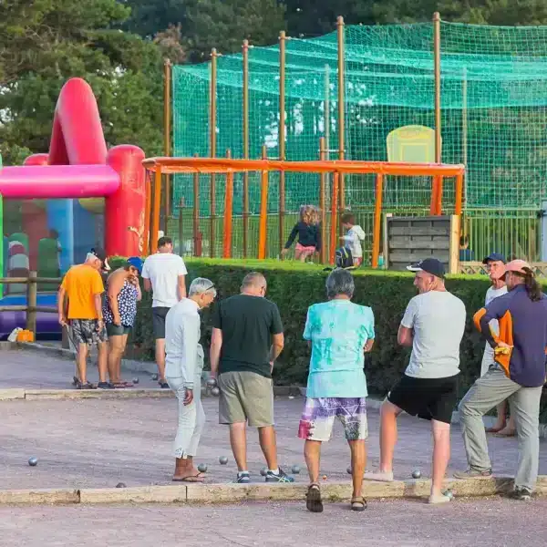 Camping familial pas cher dans la Manche avec piscine et animations