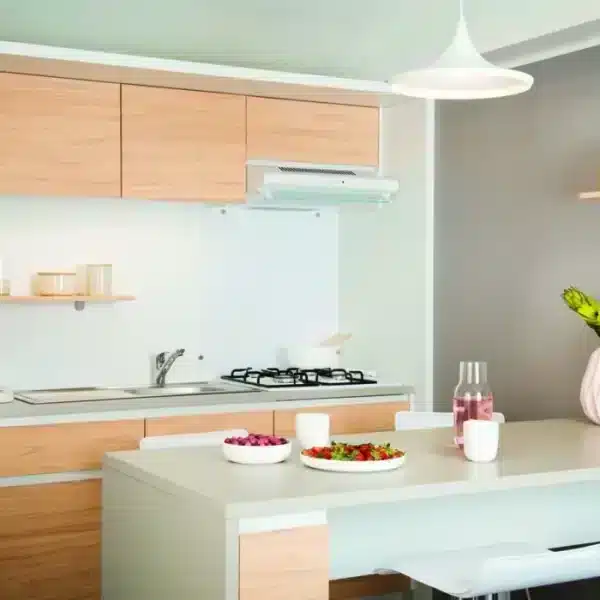 Cuisine équipée dans un mobil-home pour votre séjour en camping en Normandie