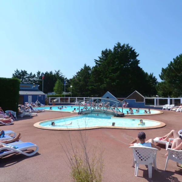 Vue de la piscine extérieure du camping Les Bosquets, Cotentin