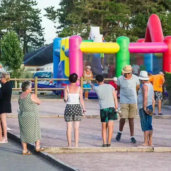 Partie de pétanque pendant les vacances dans la Manche
