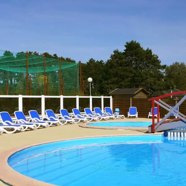 Piscine du Camping Les Bosquets à Barneville-Carteret, ouverte de mai à septembre