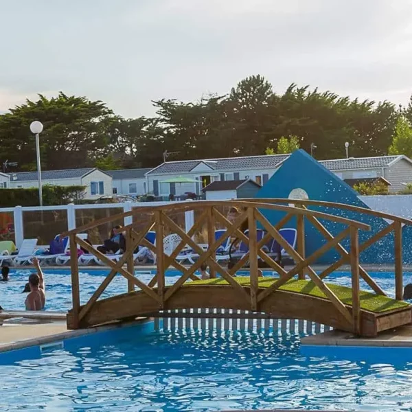 Piscine chauffée du Camping Les Bosquets à Barneville-Carteret sous le soleil