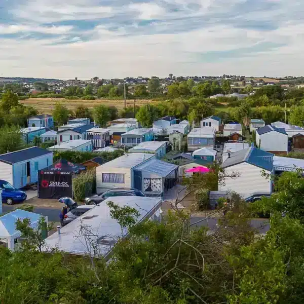 Le camping 3 étoiles Les Bosquets, à 400 mètre du bord de mer