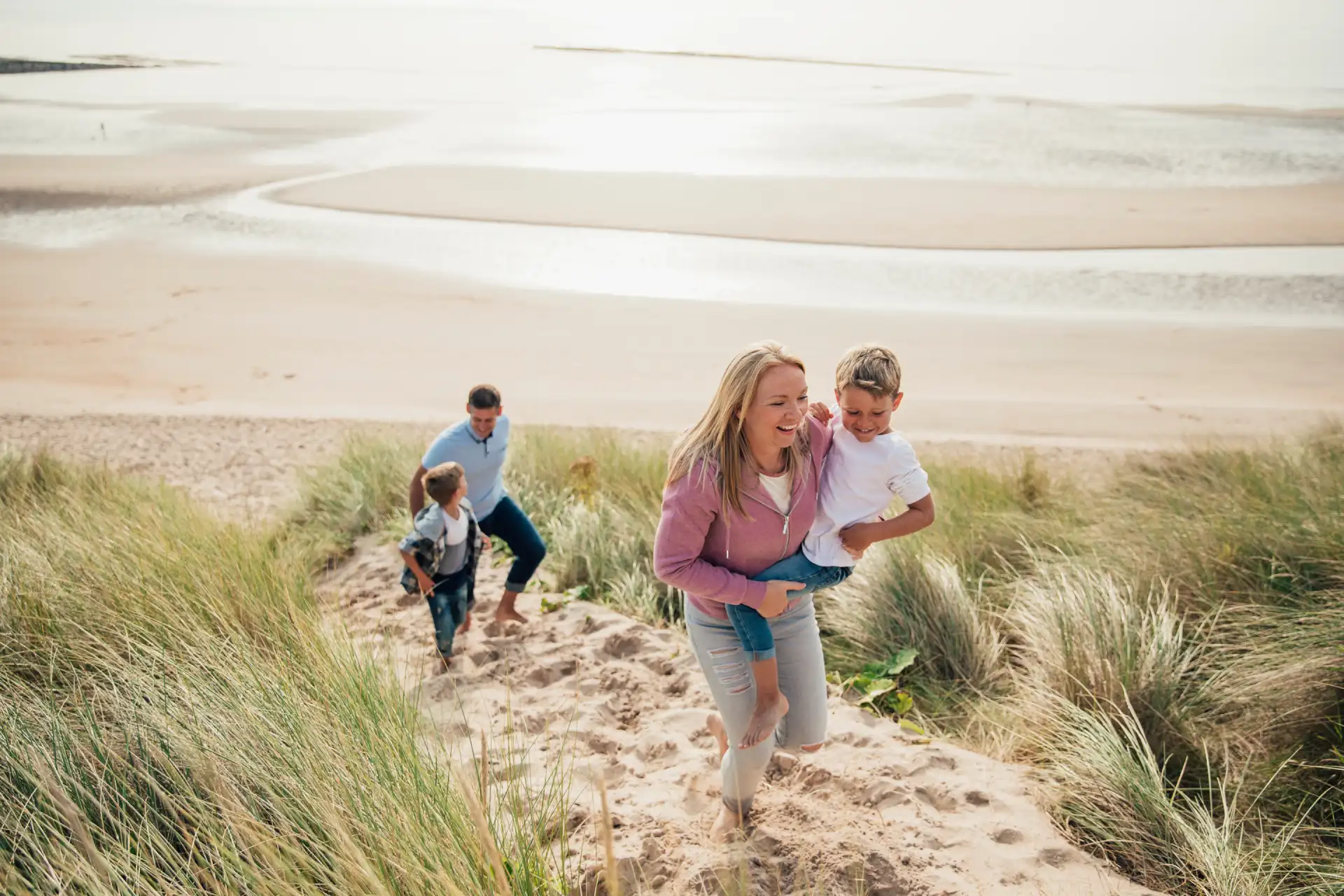 Famille se promenant dans les dunes d'Hatainville à Barneville-Carteret, camping Les Bosquets, Manche