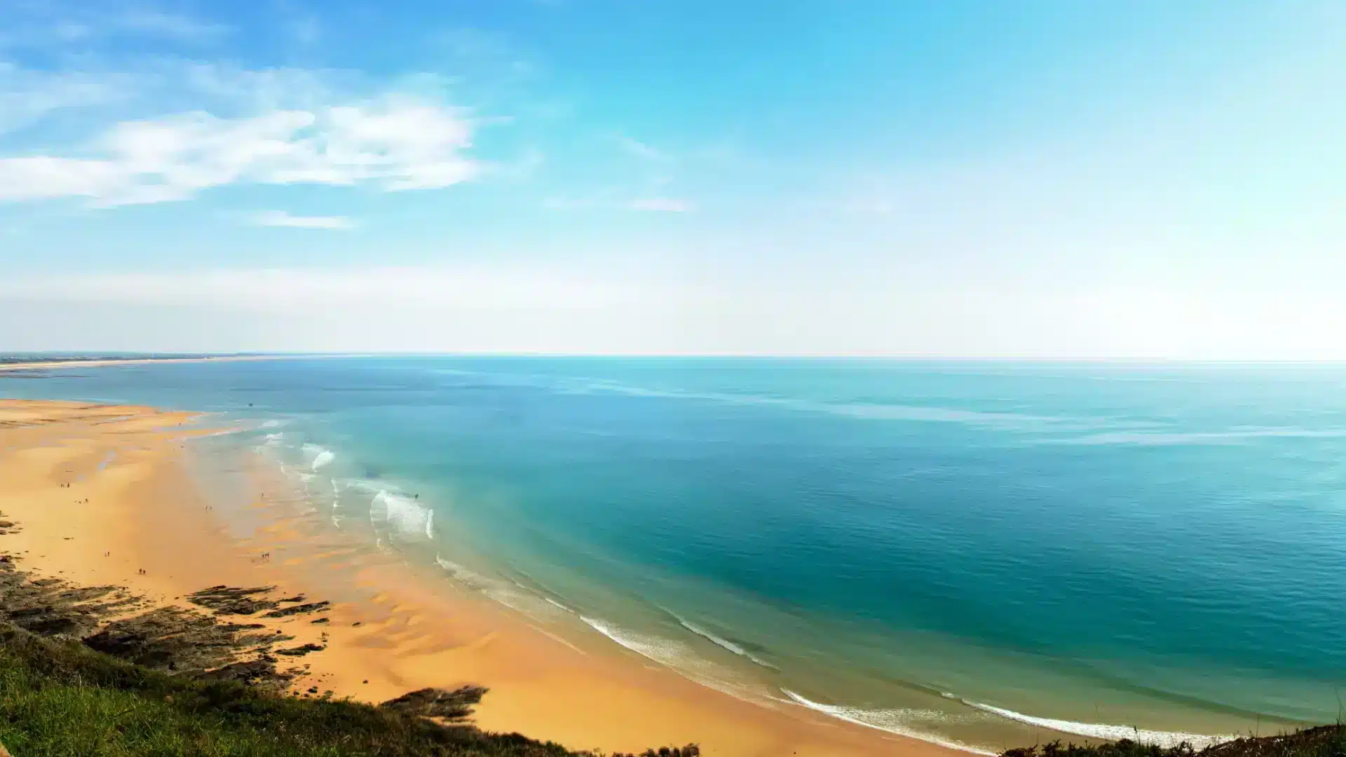 La plage de Carteret, à l'abri du cap