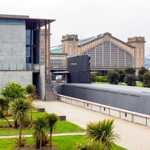 Le Redoutable au pied de La Gare Maritime Transatlantique de Cherbourg