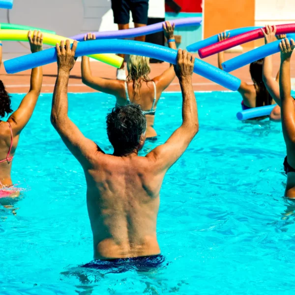 Séance d'aquagym conviviale en juillet-août au camping de Barneville-Carteret