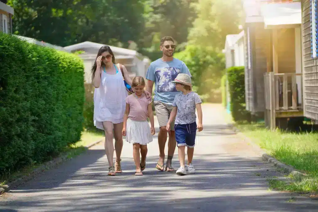 famille se baladant dans les allées du camping les Bosquets, dans la Manche, en Normandie
