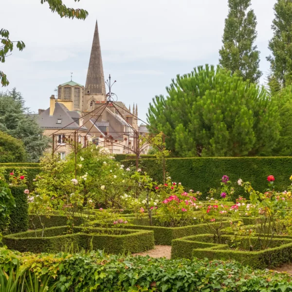Découvrez Valognes en camping, le petit Versailles normand