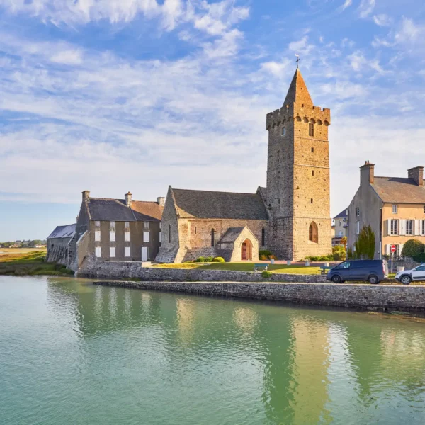 Classée Monument Historique, l'église Notre-Dame du XIème siècle, se dresse au bord du havre avec son clocher fortifié
