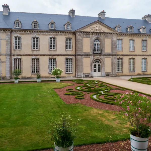 Valognes est surnommée "le petit Versailles". Le nom est resté collé au prestigieux Hôtel de Beaumont, au cœur de la ville.
